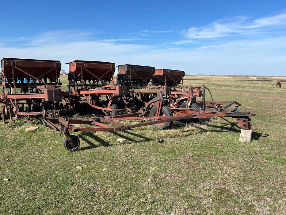 Продам трактор К-700 с сеялкой