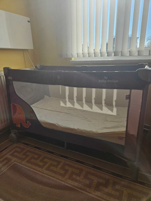 Продавам сгъваема кошара,два матрака,възглавница и олекотена завивка