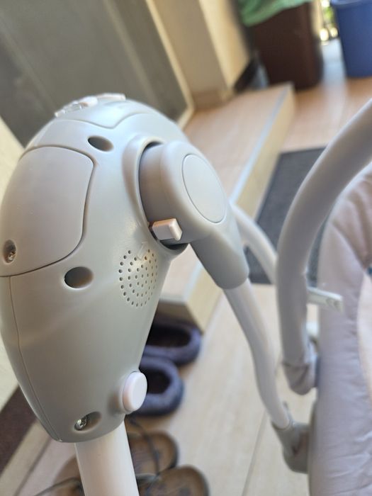 Leagăn pentru bebeluşi funcționează la priză și cu baterii.