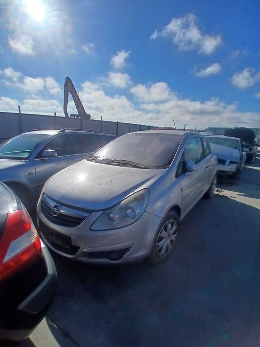 Dezmembrez opel corsa d
