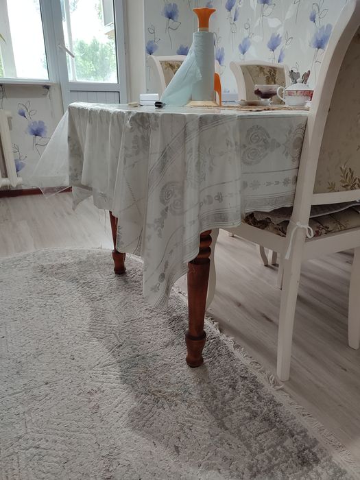 Продаётся кухонный стол.