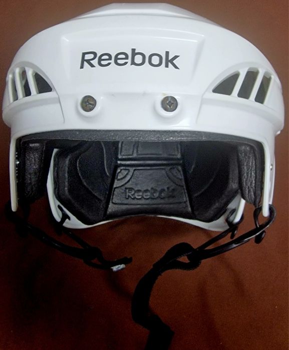 Продам хоккейный шлем "Reebok"