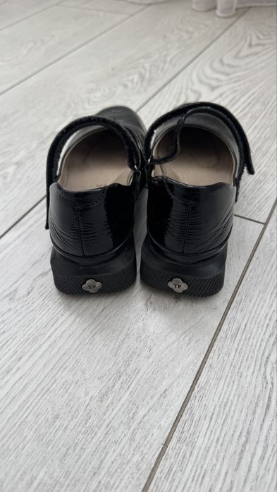 Продам туфли для девочки