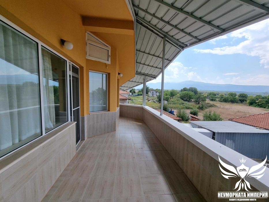 Триетажна къща РЗП 308кв. с 850кв.м. двор село Козаново, обл.Пловдив