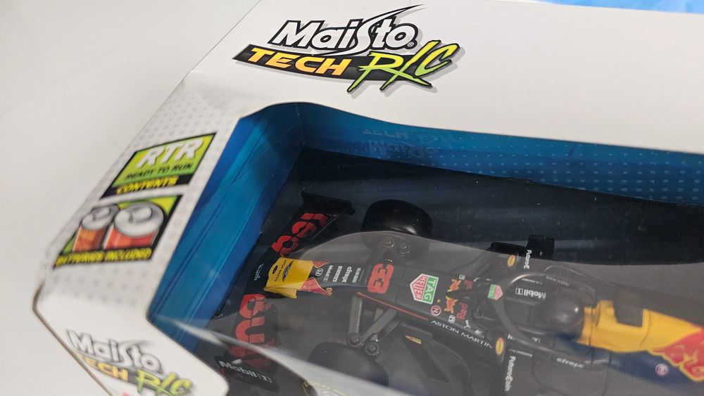 Maistro Aston Martin Red Bull RB15. 1:24 Болид + ключодържател (от UK).