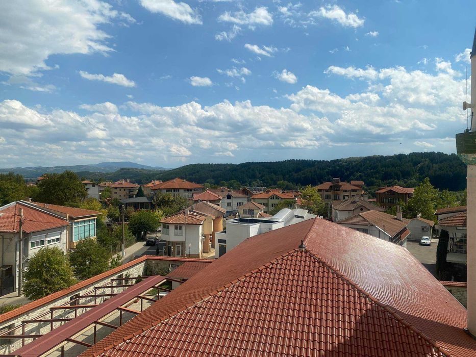 Половин етаж от сграда в центъра на гр. Джебел