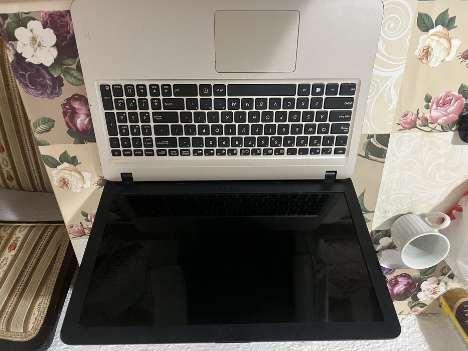 Vând laptop asus 650 de lei pret usor negociabil