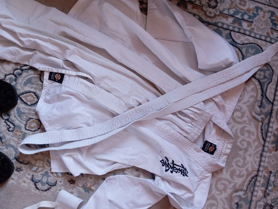 Продам кимано,перчатки,защита паха,шитки