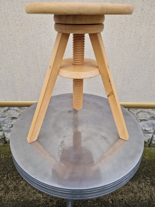 Антикварно немско дървено регулируемо работно столче