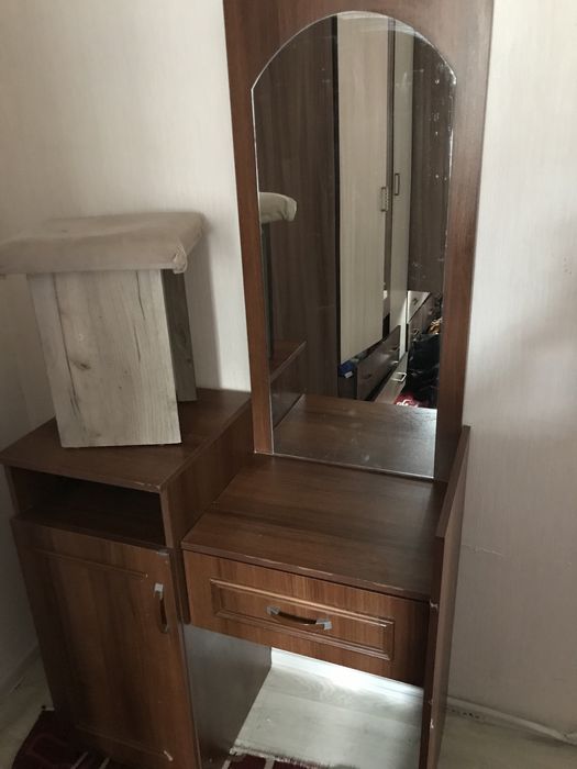 тумбочка с зеркалом