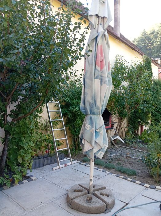 Vând umbrelă de curte/terasa