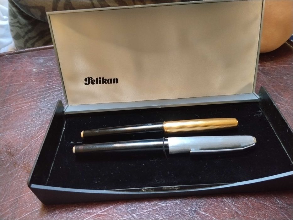 Vând 2  stilouri pelikan