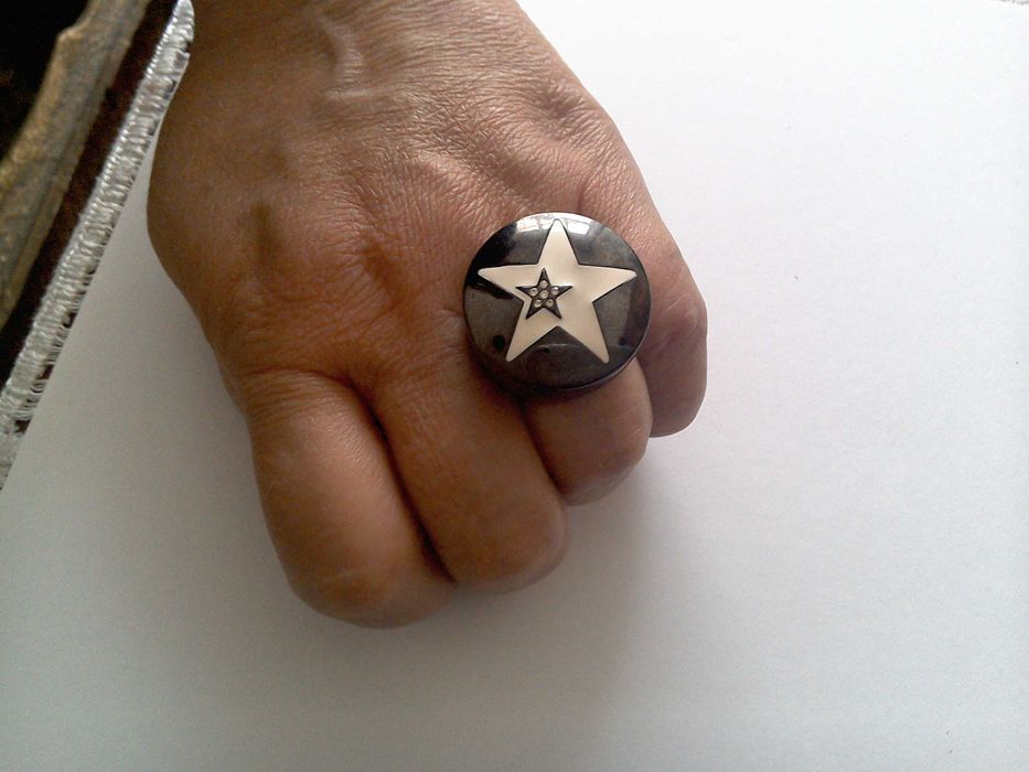 Inel deosebit - cameră secretă - fard - tantal, email, diamante