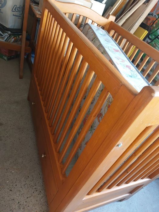 Vând pat bebe lemn masiv