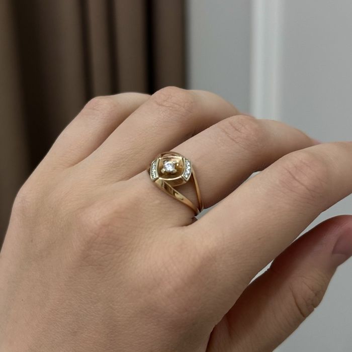 Продам золотое кольцо 585 пробы