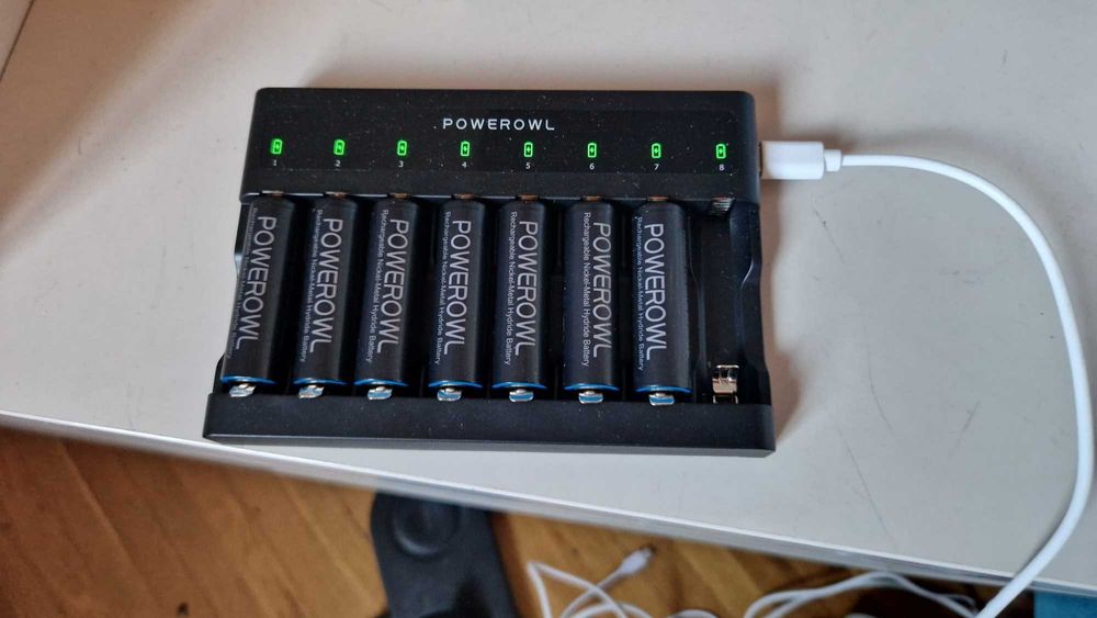 Incarcator Baterii AAA + AA Inteligent 8 Sloturi + 7 Acumulatori AA