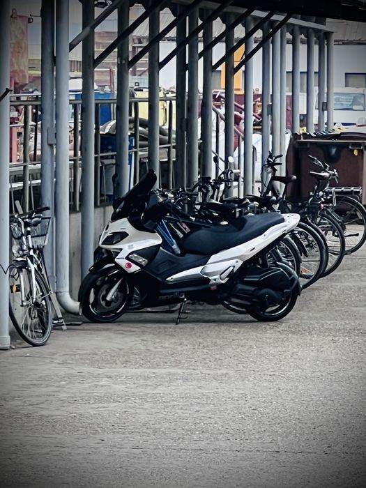 Scuter Aprilia SR max 125cm se conduce cu B