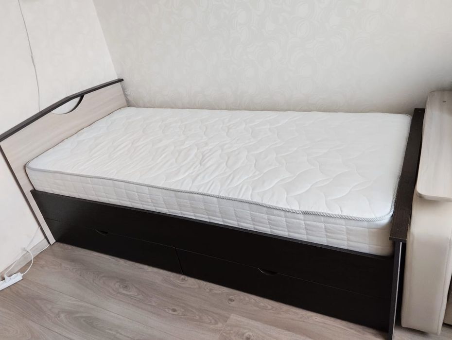 Продам кровать с матрасом