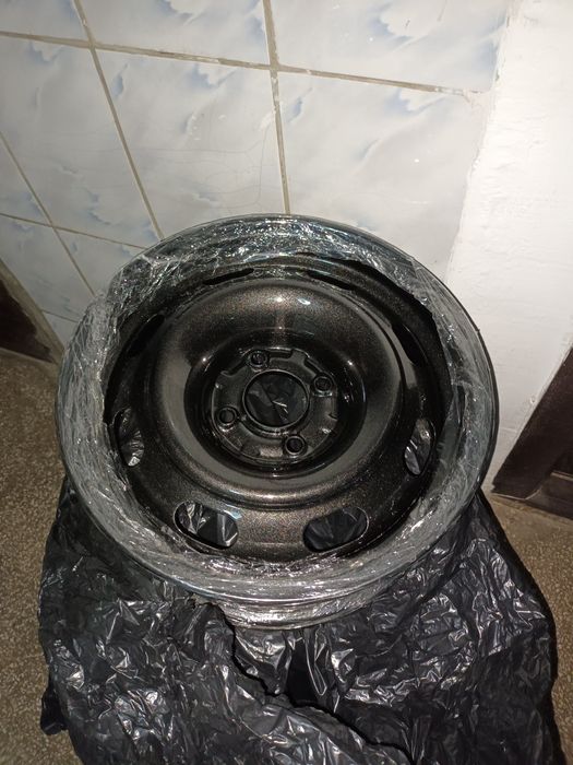 Jante  oțel,  negru  perlat, sunt noi  4x108 ET23 + anvelope  noi