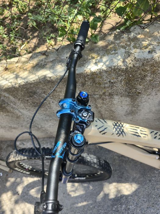 YT Tues CUSTOM 27.5 S-M размер Карбонов Висок клас DH bike SINGLE SPEED,  Magura 5 4-бутални, Rockshox Boxxer Въздушна