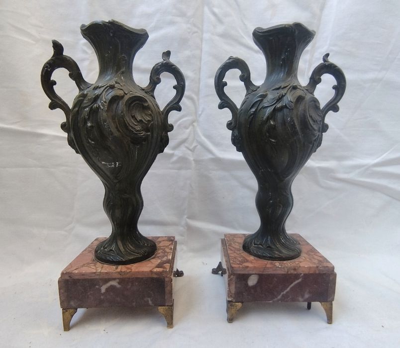 Pereche vaze vechi decorative din antimoniu, pentru colectionari.