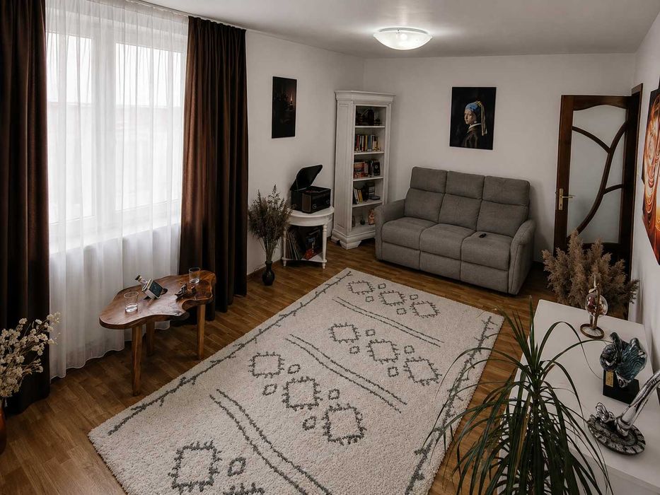 PROPRIETAR- vand ap 2 camere mobilat, cu boxa si loc parcare