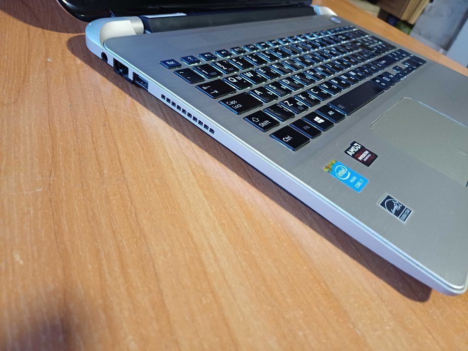 15.6'FullHD IPS Toshiba™i7/12GB Ram/AMD Radeon R7 - 2GB/240GB SSD