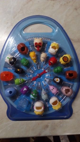 Комплекти от 24 скокльовци Енгри Бърдс и 20 Топчета Супергерои