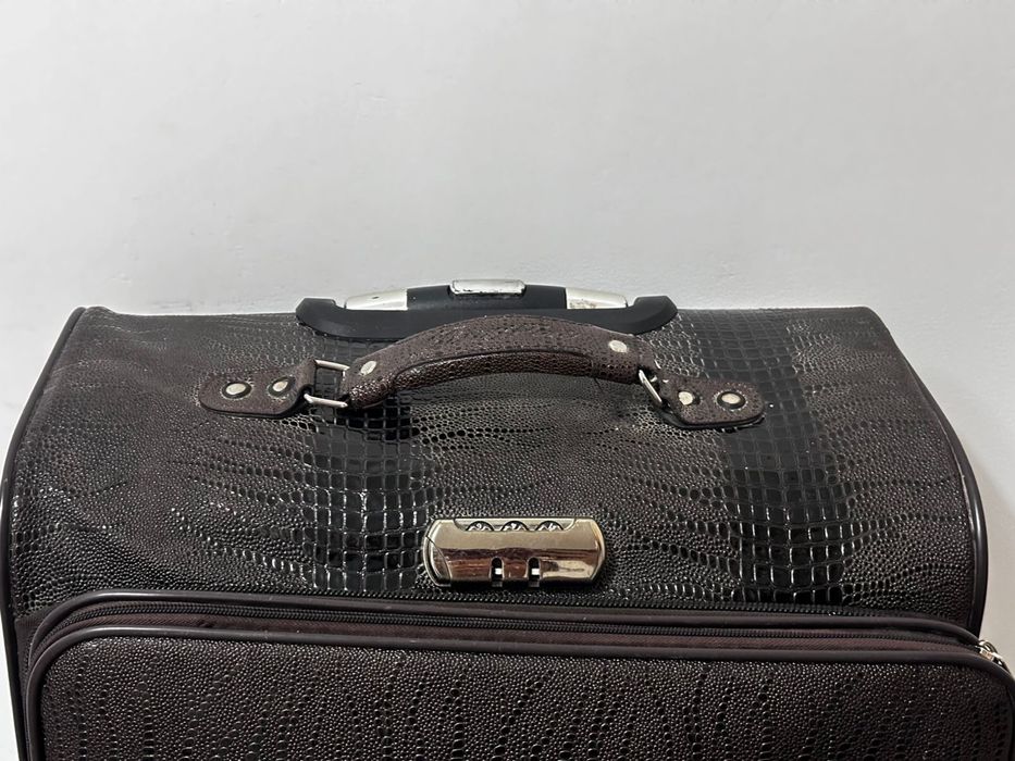 Чемодан сатылады.