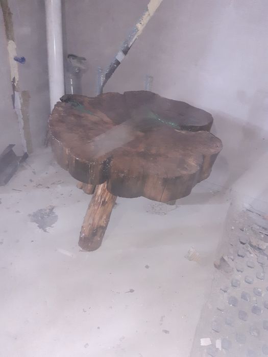 Masa din lemn dat cu rasina