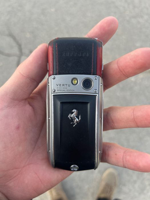 Vertu Ferrari Special Edition