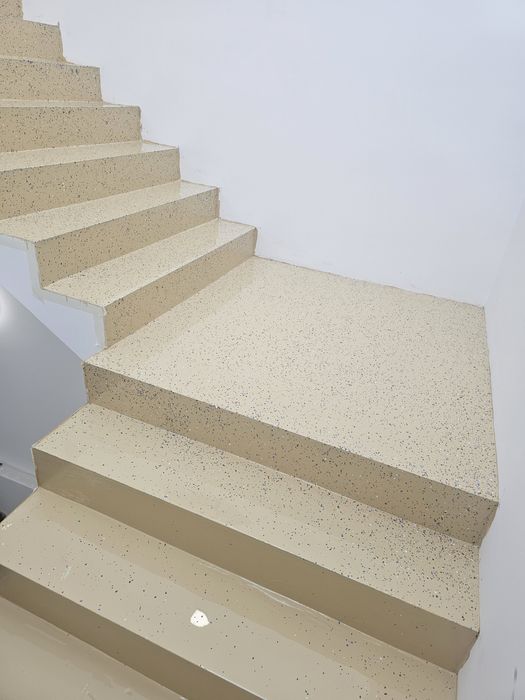 Pardoseli epoxidice profesionale – garaje, hale, spații comerciale | G