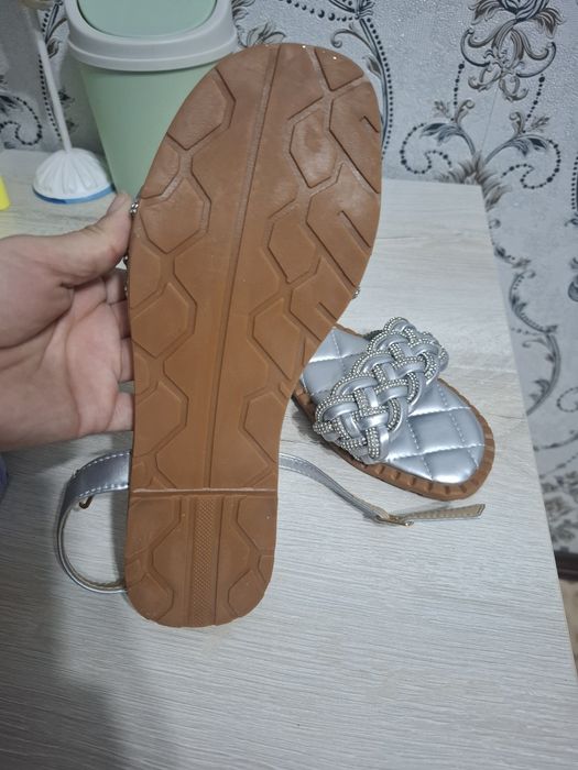 Продам новые босоножки