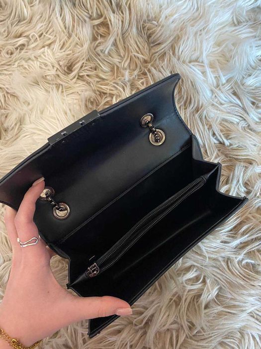 Черна чанта с метални капси и верижка