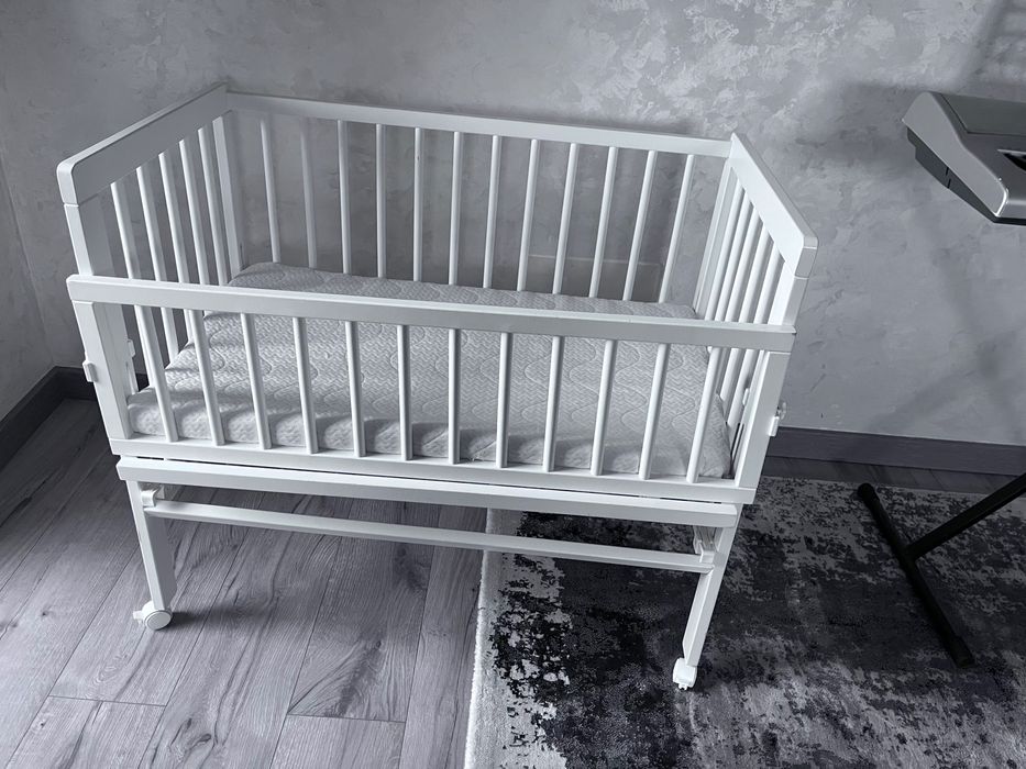 Pătuț alb din lemn, cu saltea 90x50 cm