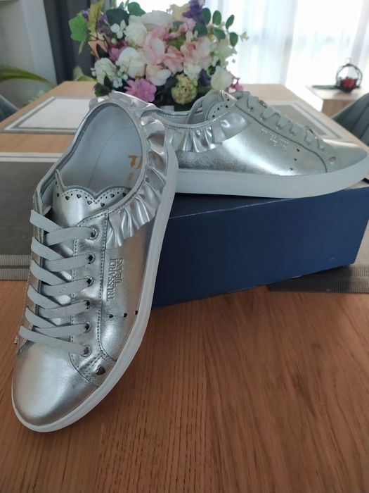 Trussardi и бежови боти