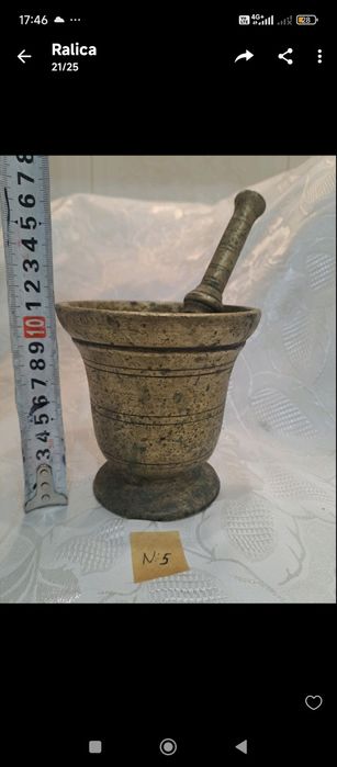 Масивни стари свещници и предмети