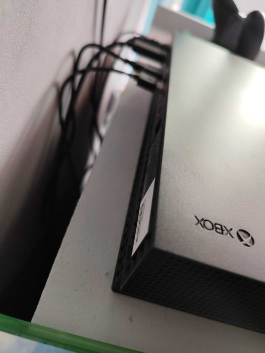 Xbox One X 1TB + игри