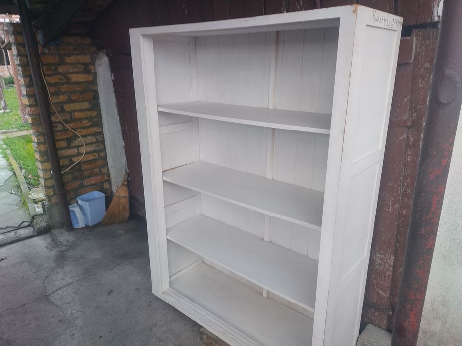 Продавам кухненски шкаф бял.Само лично предаване за град Шумен