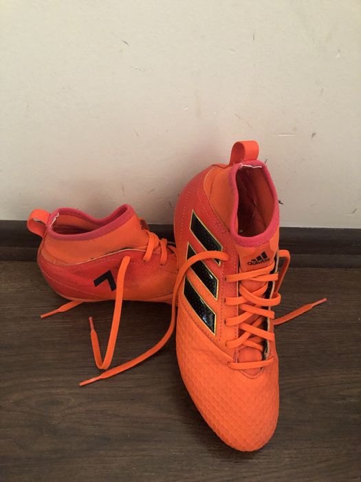 Оригинални маратонки и калеври/бутонки/ ADIDAS