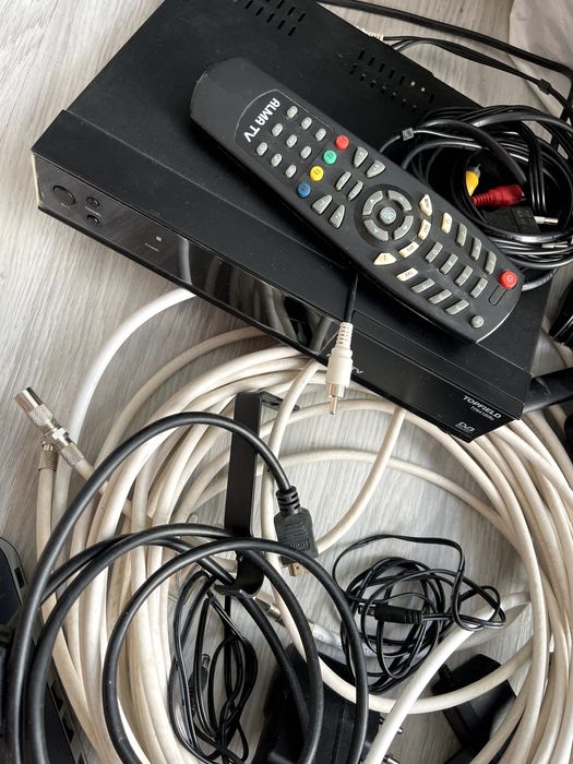 Модемы рисиверы тюнер провода и все прочее за все 10 тыс тнг