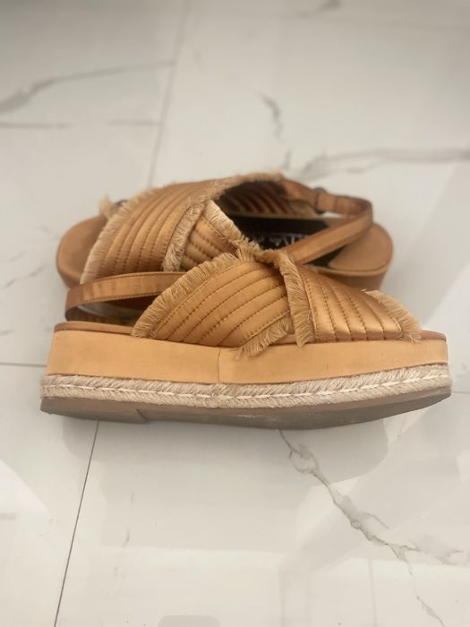 Сандали сатен на платформа