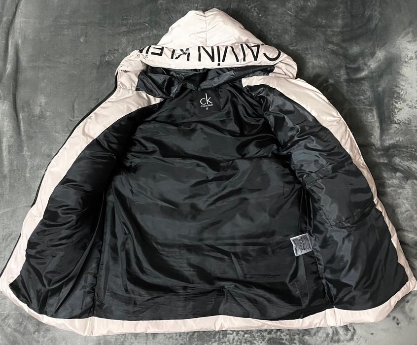 Vând vesta noua de bărbați Calvin klein