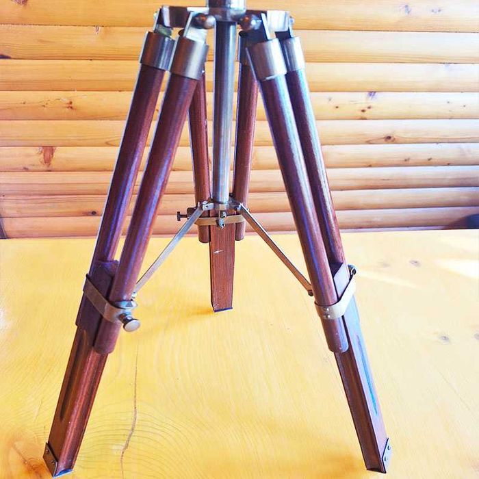 Далекоглед бронзов с античен дизайн и дървена тринога