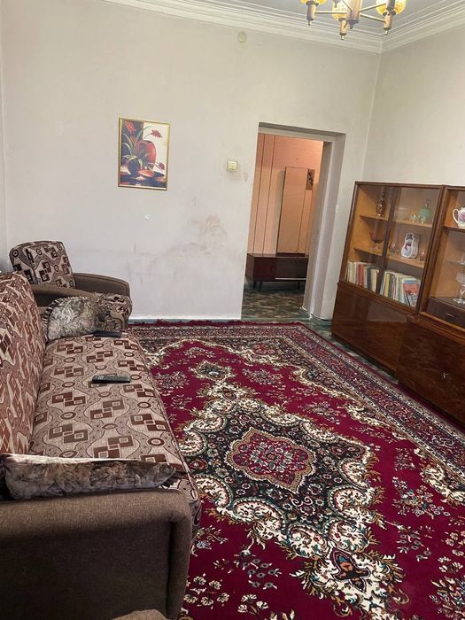 Продаётся квартира  под нежилое ( в доль дороги)