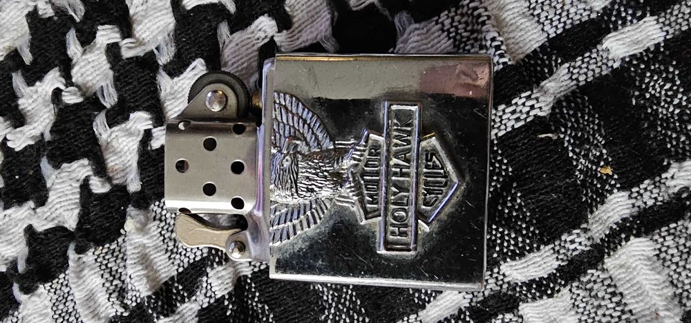 Bricheta zippo fara capac inscriptionata HOLY HAWK