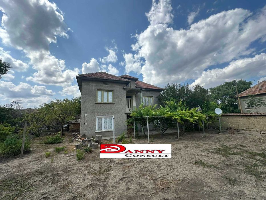 Двуетажна къща с двор и кладенец в с. Караисен