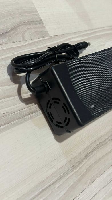 Incarcator vehicule electrice 60v (67,2v 3a)