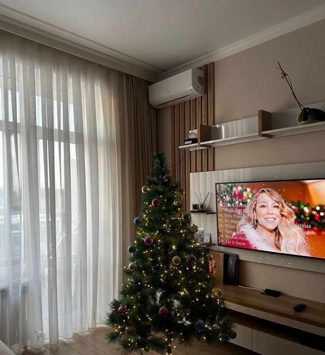 Продам елку с игрушками