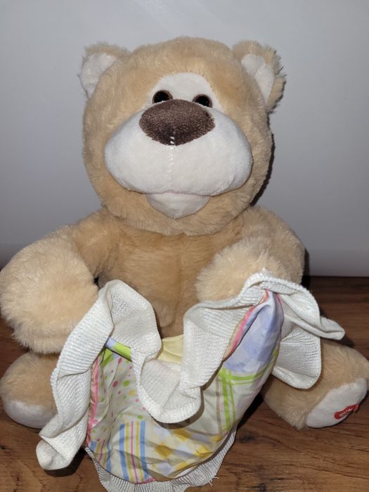 Мече „Peek a Boo“, което движи ръчичките си и се крие